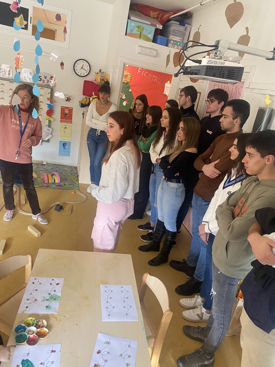 mjhsusal's tweet photo. Ayer aprendimos cómo se aplica la autonomía en el aprendizaje en @MontserratFUHEM con los estudiantes de 1MagisterioPrimaria EUMZA @usal y nos llevamos su Proyecto Educativo para seguir aprendiendo https://t.co/xnxILmevvM