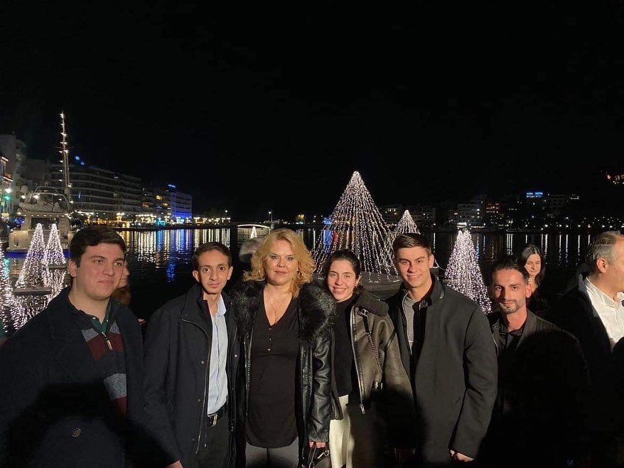 onnedevoias's tweet photo. Στην άκρως πετυχημένη εκδήλωση του Δήμου Χαλκιδέων για το άναμμα του χριστουγεννιάτικου δέντρου βρέθηκε η ΟΝΝΕΔ Ευβοίας. Τα μέλη της, αντάλλαξαν ευχές με την Δήμαρχο Χαλκίδεων κ. Έλ��να Βάκα, βουλευτές και τοπικούς φορείς. https://t.co/XGoDbixiyP