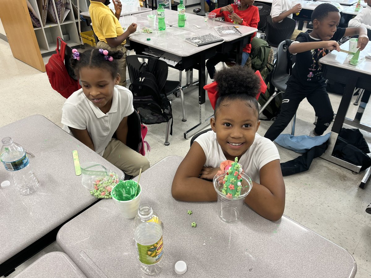 TonyFoy4's tweet photo. These 2bd grade scholars did an experiment to enlarge the Grinch’s heart! It was so much fun! 💜💛
#FullSTEAMAhead @ABWilliamsElem1 @ReneeEv1446 @CStrongW @stephen_salley #ChangingTheNarrative https://t.co/zpD3ozKQvf