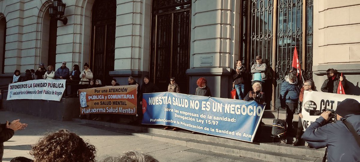 📣 Zaragoza se levanta por la sanidad pública en un año marcado por una "nefasta gestión". Decenas de personas se han concentrado este sábado convocadas por la <a href="/ADSPAragon/">ADSPAragon</a>: arainfo.org/protesta-ante-…