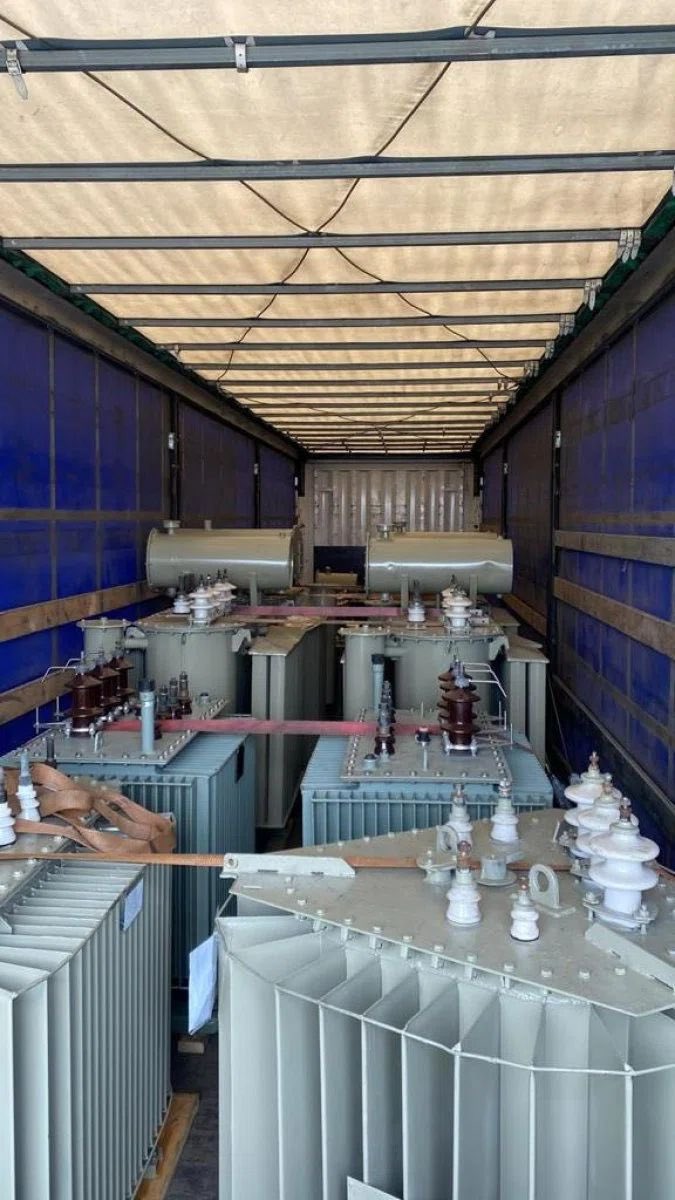 V_Kanevskyi's tweet photo. A batch of power transformers &amp; generators from #Azerbaijan has arrived to #Ukraine &amp; is headed to the regions most affected by🇷🇺airstrikes.This assistance is highly important,because the terrorist state is constantly shelling energy infrastructure &amp; civilians.#StandWithUkraine https://t.co/x16BhQEELU