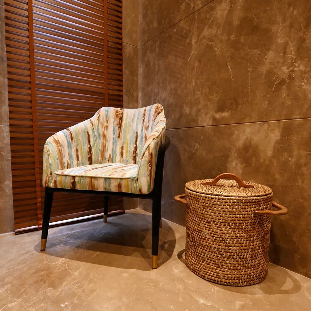 DesignsMagus's tweet image. Refined and inviting arm chair in multi-colored fabric upholstery with ebony finish wooden legs and metal caps, elevates the look of your space and a perfect selection for your modern home.
Buy Now@ bit.ly/3FyEfkB

#armchair #interiordesign #furniture #design #sofa