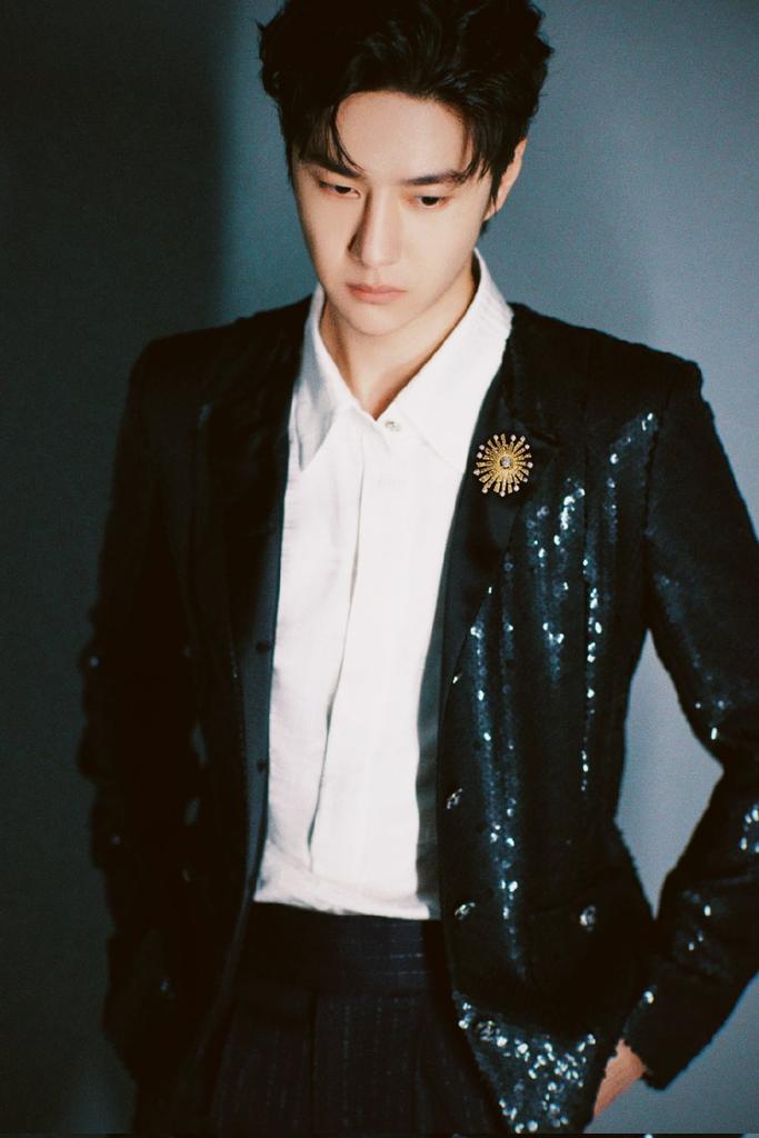 ZSWW_MM_FC's tweet photo. 2022.12.17 YIBO-OFFICIAL Weibo Update

အိမ်မက်ကနေပြန်လည်နိုးထသည်အထိမမေ့နိုင်သော စိတ်ကူးယဉ်ခရီးစဉ်။

#WangYibo��一博  #၀မ်ရိပေါ်
#WangYibo_GQMOTY2022
#XTFMM
#ZSWWMMFC https://t.co/dkIm6lPq2M