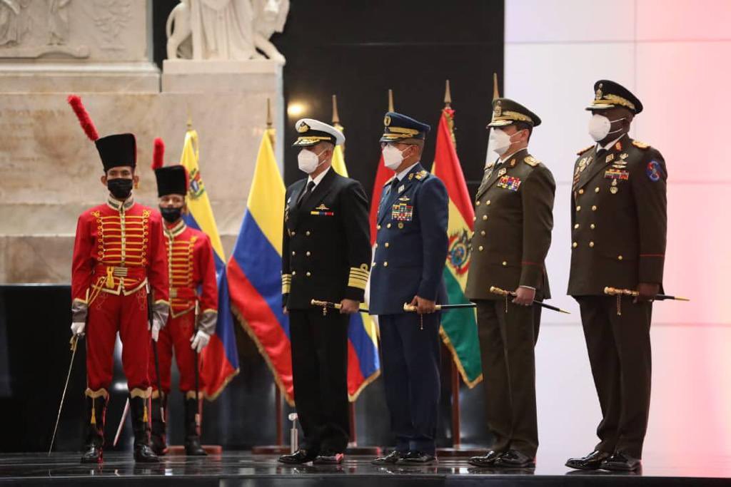 dhernandezlarez's tweet photo. Bolívar vive en el accionar de cada miembro de la #FANB, en el magisterio de los hechos, en la palabra que orienta y guía, siempre sosteniendo la espada en defensa de las garantías sociales por la felicidad del Pueblo. 
#BolivarInmortal https://t.co/cSHd80HjjC
