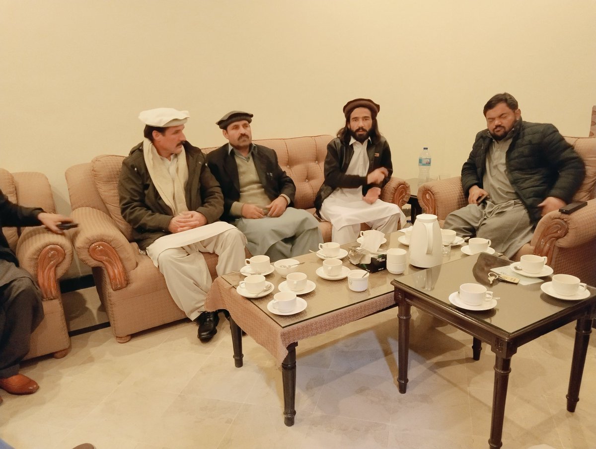 PirMukhtar1's tweet photo. کل منسٹر مواصلات کے ساتھ میٹنگ کے بعد اگر ہم مطمئن نہ ہوئے تو دھرنے کی کال دیں گے۔ بس بہت ہوگیا شرافت سے تنگ آگئے ہم چترالی لوگ۔ بجلی چاہیے وہ بھی 8 روپے یونٹ۔روڈوں کے لئے مناسب فنڈز رلیز کر کے کام جاری رکھا جائے۔ مائننگ لیز سمال سکیل اپلائی چترالیوں کے لئے کھول دیا جائے۔
#TTHC https://t.co/PDTDdIMAlF