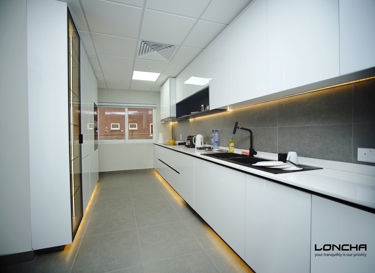 TheRealBolaRay's tweet photo. A minimalist kitchen to unwind with a gorgeous view, kept in timeless colours. A combination that will be a pleasure to look at today and forever.
We are just a call away +233 (0) 506585101
#loncha #lonchakitchens
#kitchendesign #kitchen #kitchenreels #interiordesign #luxury https://t.co/ygOLQ611s3