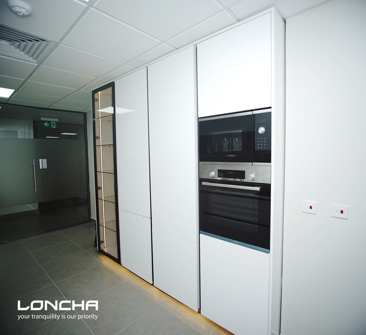 TheRealBolaRay's tweet photo. A minimalist kitchen to unwind with a gorgeous view, kept in timeless colours. A combination that will be a pleasure to look at today and forever.
We are just a call away +233 (0) 506585101
#loncha #lonchakitchens
#kitchendesign #kitchen #kitchenreels #interiordesign #luxury https://t.co/ygOLQ611s3
