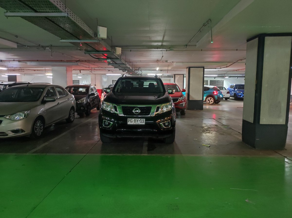 Caritoo's tweet photo. Y si hacemos famoso a este tarado que se estaciona en 2 espacios, en un mall donde no queda ni un espacio para estacionarse?😡 https://t.co/N1Znn26gt3