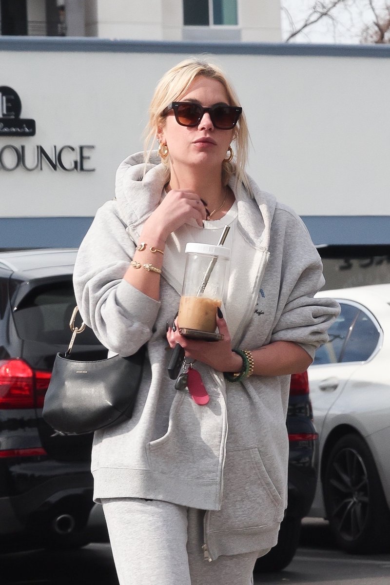 bbbrmidia's tweet photo. Ashley Benson nas ruas de Los Angeles ontem - 16 de dezembro. Mais fotos: https://t.co/EKRwjM8Tyz https://t.co/I8hh29kbpM