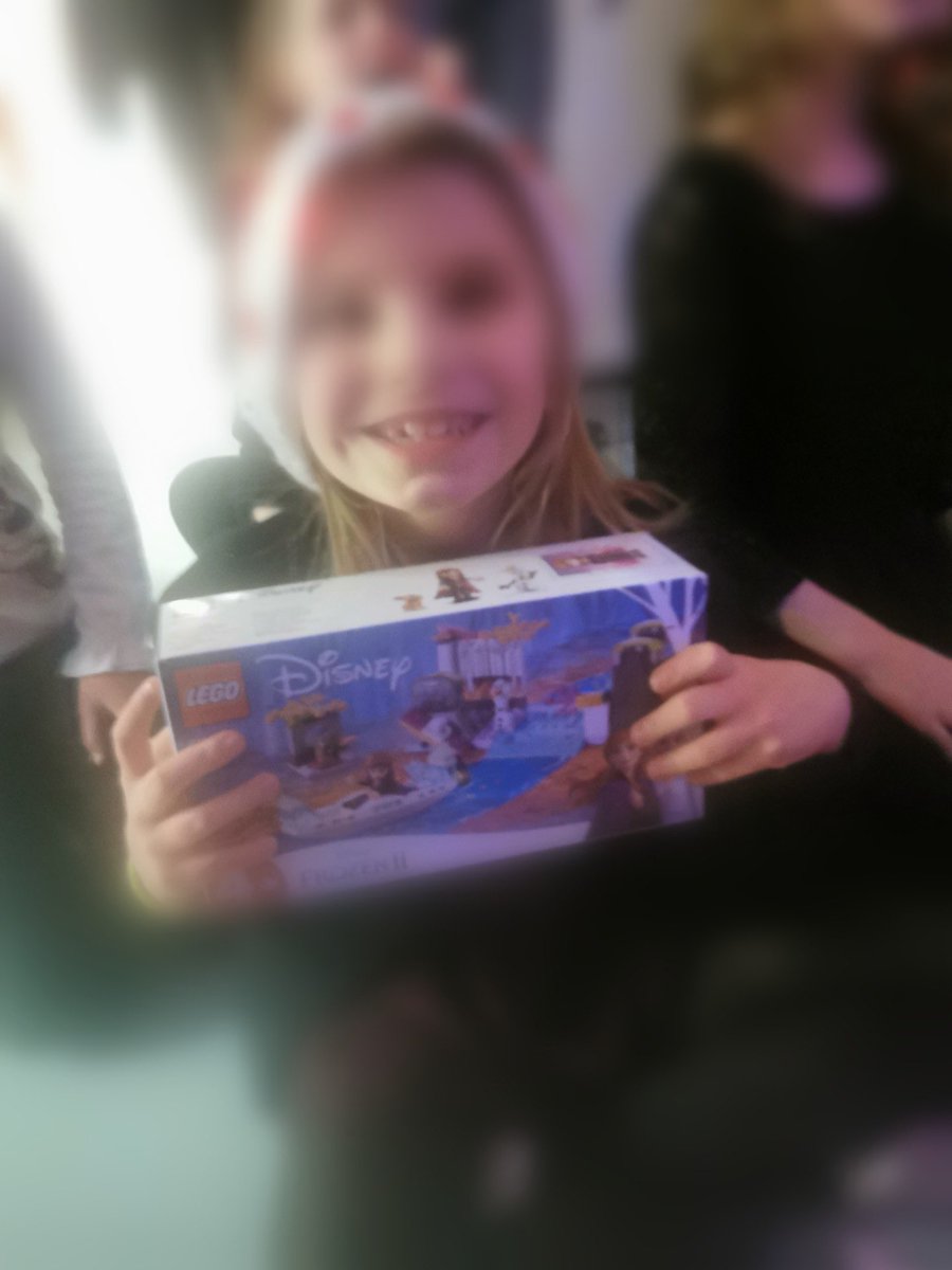 Hier le CEJS ( Centre d’Education pour Jeunes Sourds ) d’Arras a aussi eu le bonheur d’organiser son arbre de Noël grâce à vous supporters lensois 😉💪 #LeNoelDesEnfants #RCL #RCLens