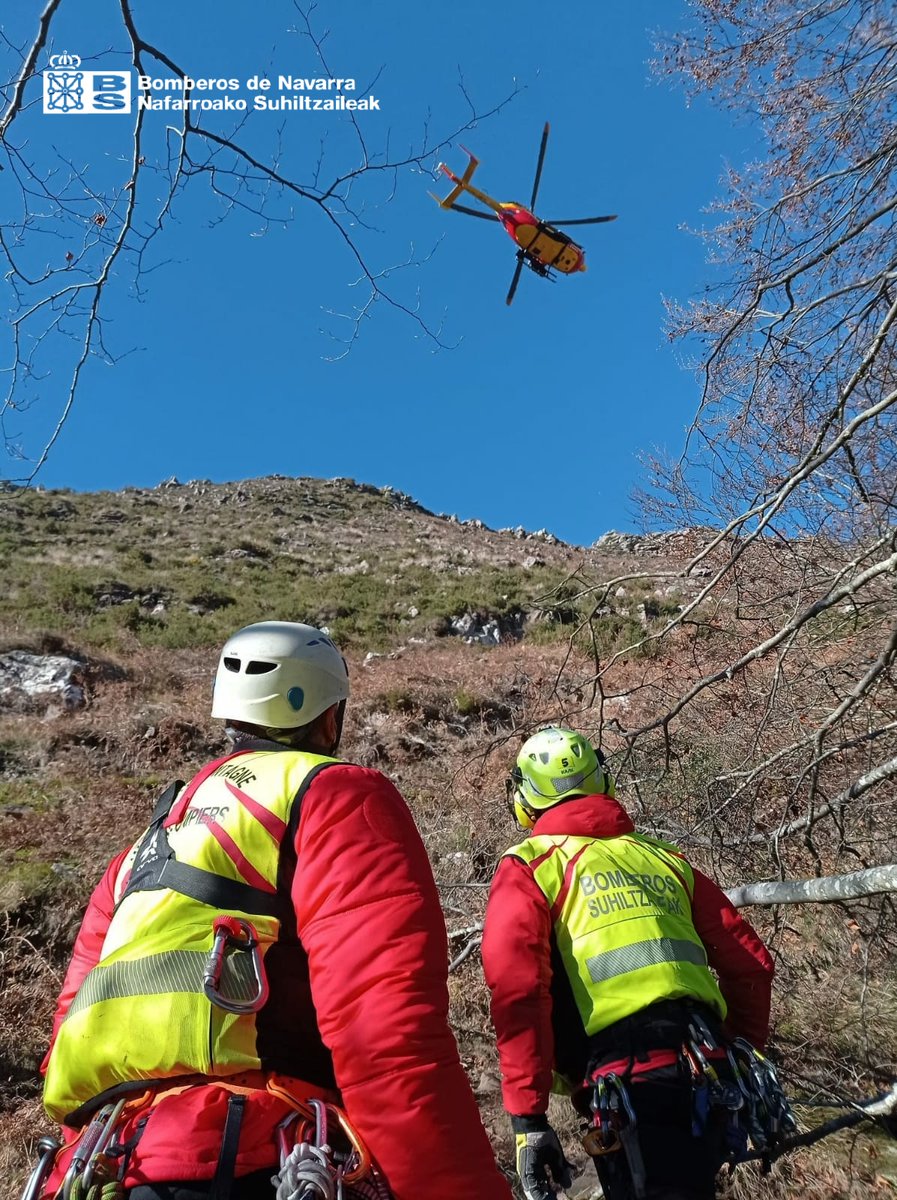 bomberos_na's tweet photo. #Iparla eta #Izpegi artean jausitako pertsonaren erreskatea. Oronotzeko Suhiltzaile eta Frantziako Erreskate Taldearekin elkarlanean
https://t.co/gbJRQ5dtvF https://t.co/URgMPwxxnX