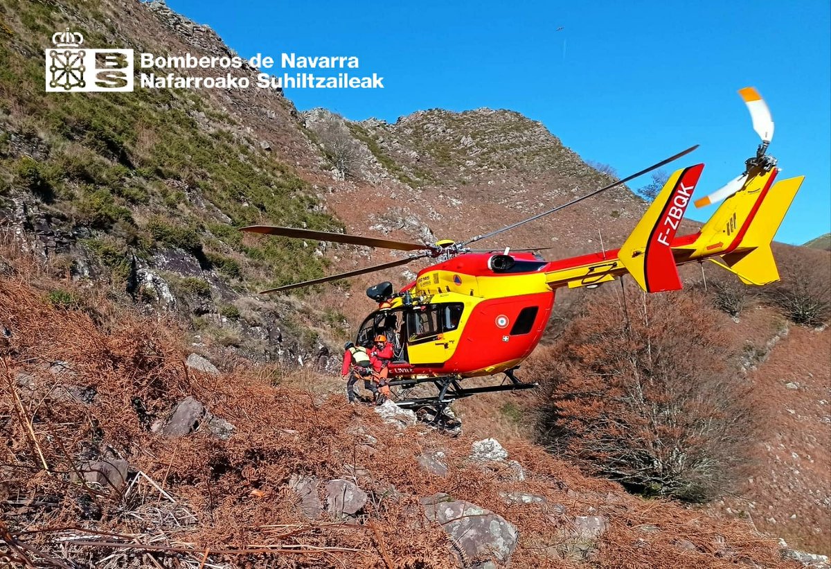 bomberos_na's tweet photo. #Iparla eta #Izpegi artean jausitako pertsonaren erreskatea. Oronotzeko Suhiltzaile eta Frantziako Erreskate Taldearekin elkarlanean
https://t.co/gbJRQ5dtvF https://t.co/URgMPwxxnX