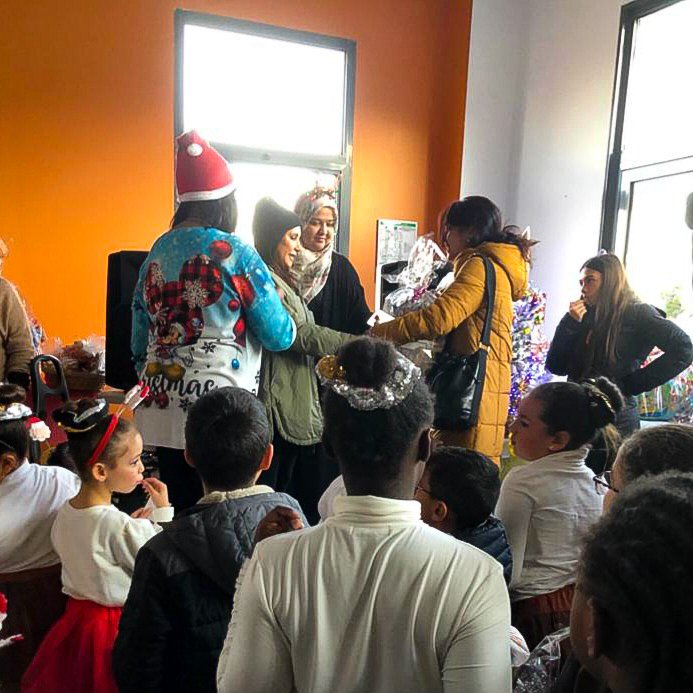 NoraPreziosi's tweet photo. • 𝙅𝙤𝙞𝙚 👇

Fin d'après-midi au #PlandAou pour assister à l'Arbre de Noël organisé par les associations Les Perles de l'Oasis et Femmes du Plan d'Aou.

Quel plaisir de voir la joie dans les yeux de tous ces enfants !
Merci et bravo aux bénévoles ! https://t.co/jcHawWadf8