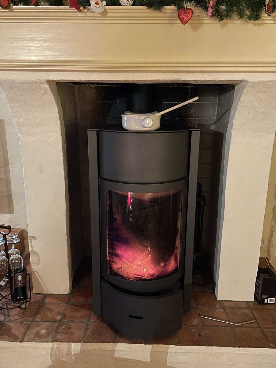 De ultieme besparing: kaasfondue pan op de houtkachel #winter #gas #crisis