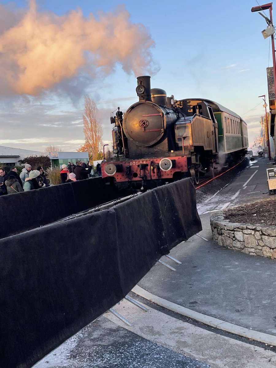 Pour les 35 ans du #festivaldePoupet mes amis vendéens déjantés font circuler un train à vapeur en plein centre bourg de St Malo du bois. Grâce à des centaines de bénévoles! Joyeux anniversaire Poupet! <a href="/Phifou85/">MAINDRON PHILIPPE</a>