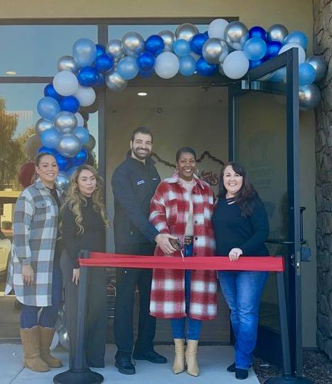 GilbertAZMayor's tweet photo. Santa & Snow on Saturday in #GilbertAZ 🎅❄️😉
Happy to help Drs Davis & Tawil cut the ribbon at their new dental office in Gilbert! Visit Wild West Children’s Dentistry at 4365 E. Pecos Rd, Bldg 7, Suites 115-116. 🦷
#WelcomeToGilbert https://t.co/EMMlg8lfQE