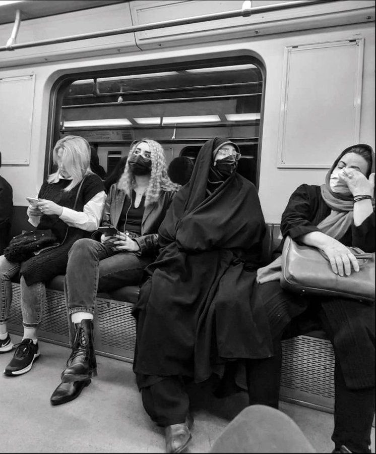 arminarefi's tweet photo. MÉTRO de Téhéran, cette semaine.

Rien ne sera jamais plus comme avant en #Iran… https://t.co/HnFFjCnuqt