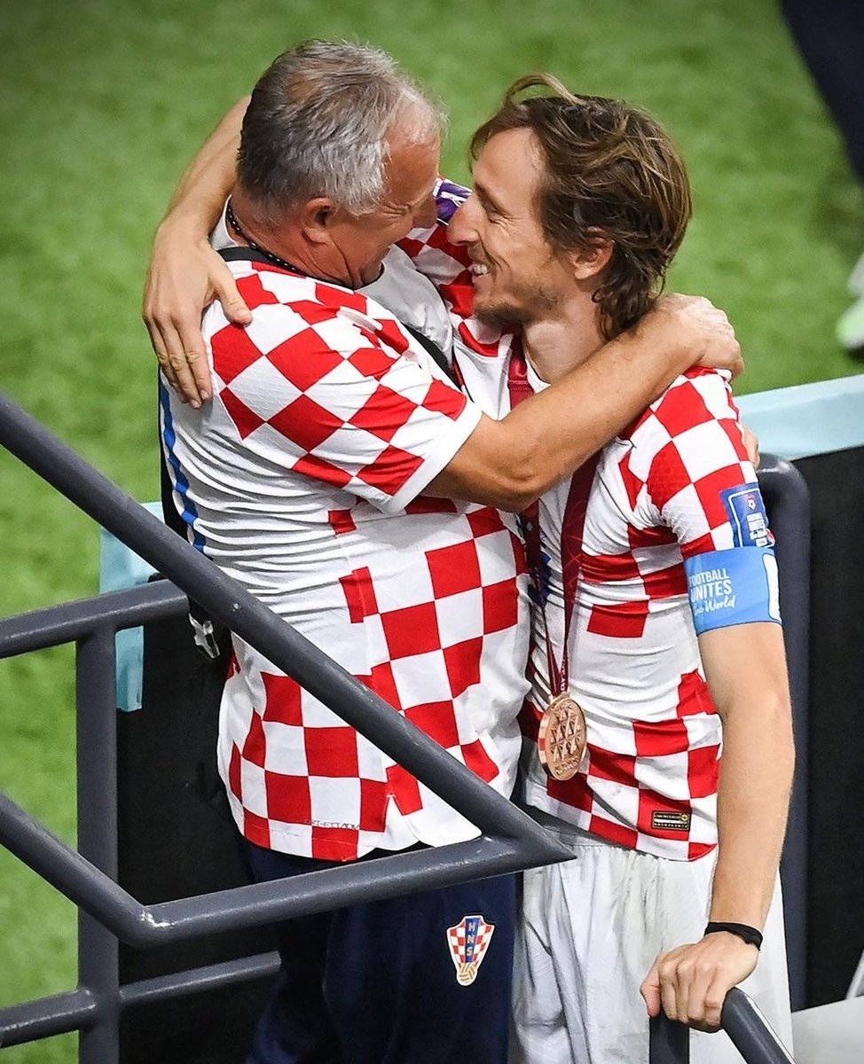 AdriRM33's tweet photo. Luka Modric con su padre. 😍👏 https://t.co/ltYepp1wOH