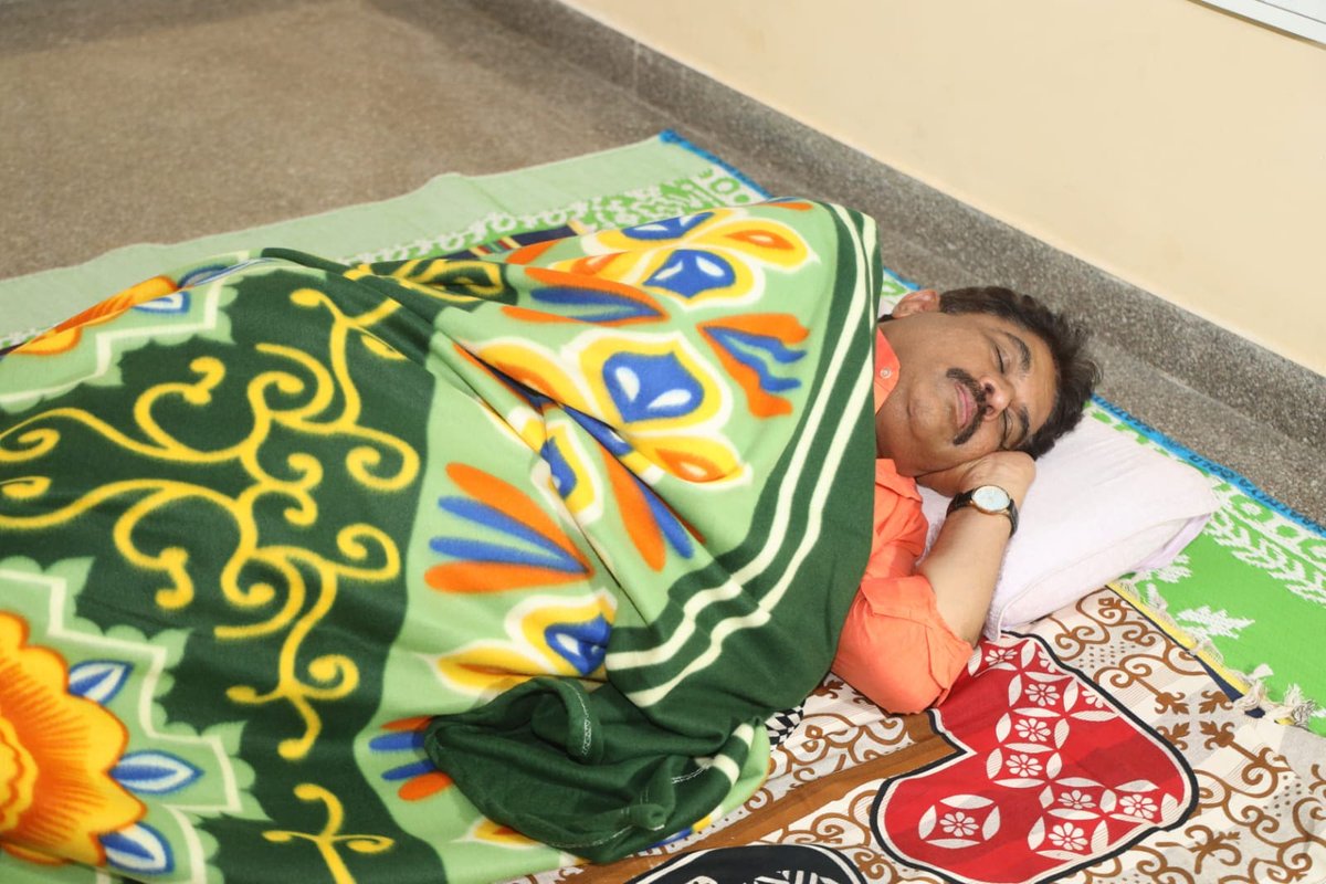 RAshokaBJP's tweet photo. ದಿನದ ಎಲ್ಲ ಕಾರ್ಯಕ್ರಮ ಮುಗಿಸಿ ಅಟಲ್ ಬಿಹಾರಿ ವಾಜಪೇಯಿ ವಸತಿ ಶಾಲೆಯಲ್ಲಿ ವಿಶ್ರಾಂತಿ. https://t.co/Zo9m2N5YQI