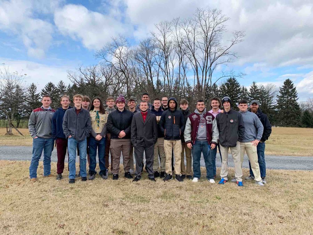 SasdAthletics's tweet photo. Our Varsity Wrestling Team volunteered their time this morning with Wreaths Across America laying wreaths on veteran’s graves. Thank you to our coaches &amp; student athletes for volunteering their time today for a great organization. https://t.co/Fwk3xpBL4D