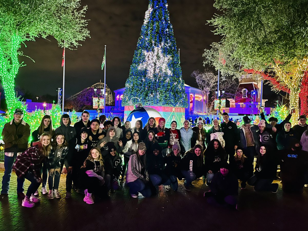 CantonHSChoir's tweet photo. What a great way to end our final week together enjoying Holiday In The Park! We made sone great memories &amp; had a lot of fun! https://t.co/gvsVvhPl7E
