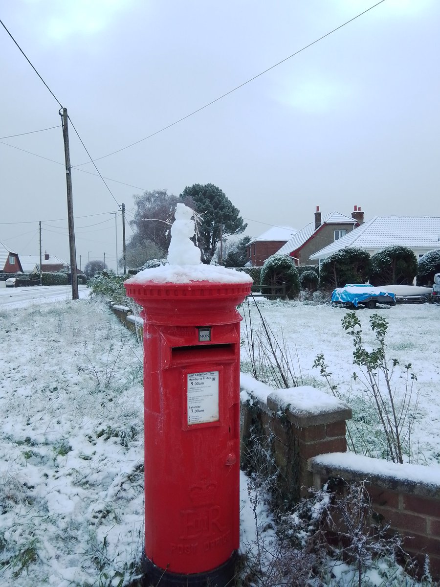 DaisyDuhk's tweet photo. This week we built a snowman on a postbox. I couldn't not tweet some pictures for #PostboxSaturday I also loved the frozen cobwebs. (The snowman is called Gertie) https://t.co/x4gL8caOYz