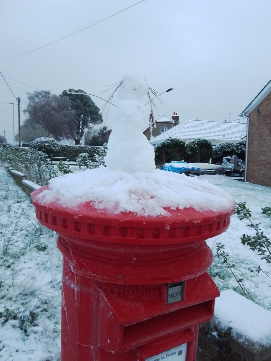 DaisyDuhk's tweet photo. This week we built a snowman on a postbox. I couldn't not tweet some pictures for #PostboxSaturday I also loved the frozen cobwebs. (The snowman is called Gertie) https://t.co/x4gL8caOYz