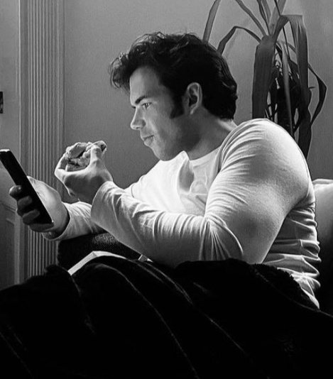 this literally reminds me of a fic in which colin is posting thirst traps because he KNOWS penelope is watching them👀😩🤭