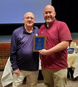DAVE COLLINS, HODGSON VO-TECH 
2021-22 DAAD ATHLETIC DIRECTOR OF THE YEAR

Thank you Dave for your leadership and service! 

(Pictured with DAAD Executive Director, Mike Hart)