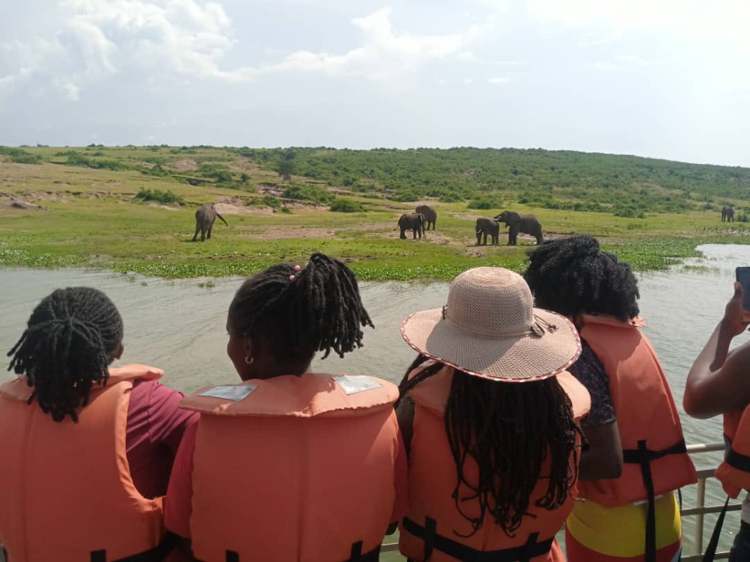 GreatLakesUniv's tweet photo. Great Lakes Regional University students of Geography and Tourism are on trip to the tourism sector of Kasese visiting Queen Elizabeth National Park, Equator, Lake Katwe, Kazinga Channel,Kyambura Gorge etc. We are promoting local tourism and training personnel for the industry. https://t.co/hLr3dbZJhc