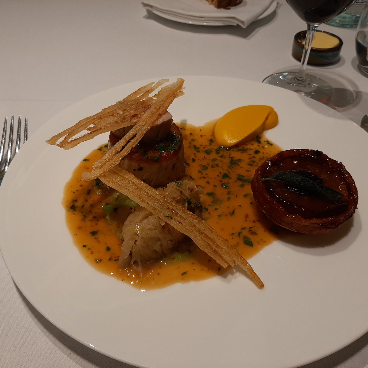 Some of the crispiest crackling ever <a href="/LaTrompetteUk/">La Trompette</a> 
#MICHELINStar #Chiswick 
guide.michelin.com/ie/en/greater-…