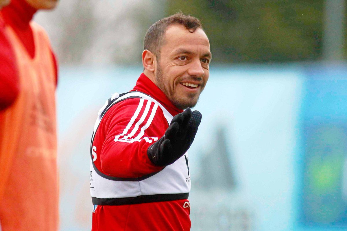 latercera's tweet photo. ⚽ Golpe para el hincha de la U: Marcelo Díaz firma por dos temporadas con Audax Italiano https://t.co/CFXhrinTPY https://t.co/pGT4h87Uqx