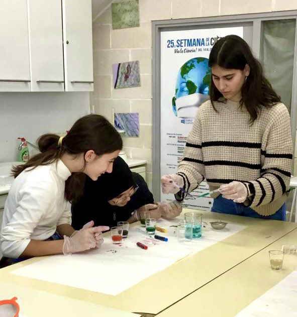 MercedelB's tweet photo. L’alumnat de Reptes de biologia i geologia han muntat un taller per ensenyar als més petits el que ells havien après sobre esferificacions. Ho han fet genial! #aprenentatgeentreiguals #sc22 #sc22cat @ETSEA_UdL @IceUdl https://t.co/F4Tnhuke7c