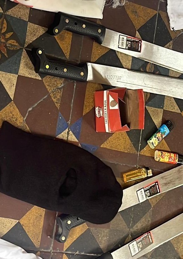 RuizDeyvi's tweet photo. @ExpresoPeru Machetes con etiqueta de nuevos XD https://t.co/Er20TOUMEU