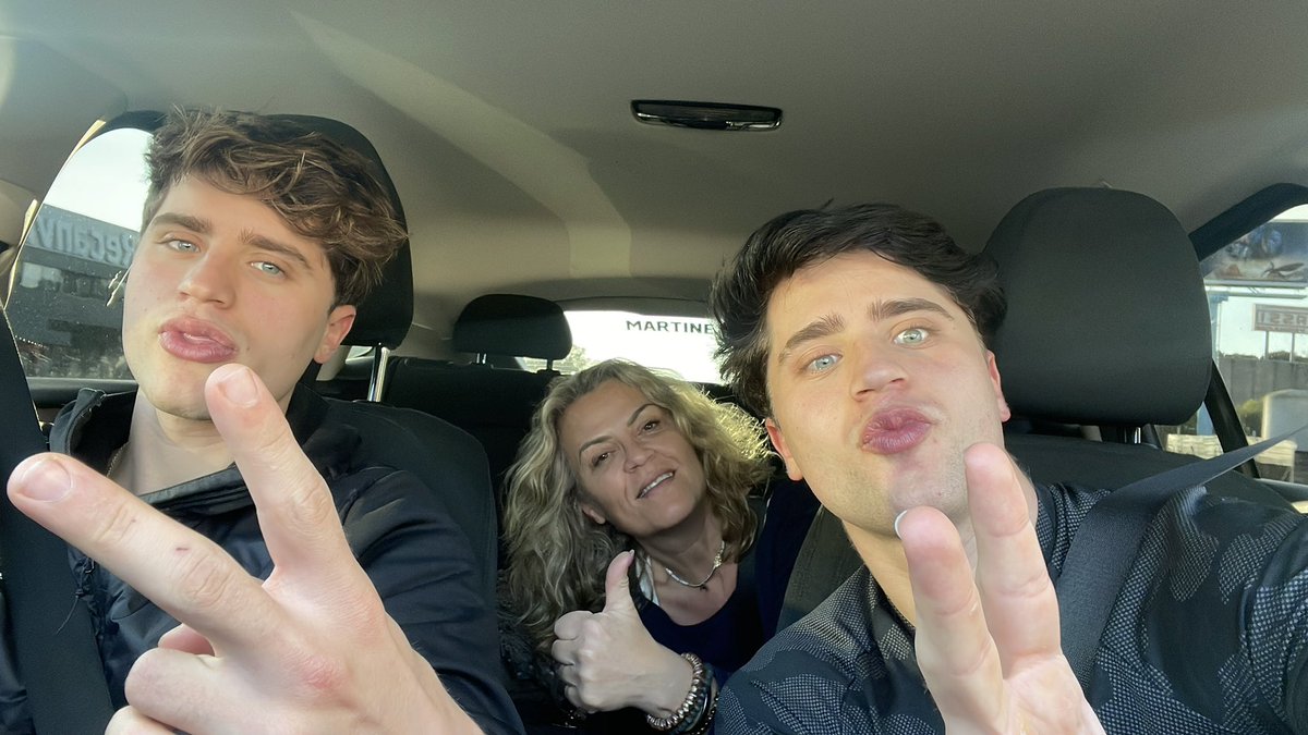 emartineeez's tweet photo. hola locos https://t.co/RxrMc5UDcj