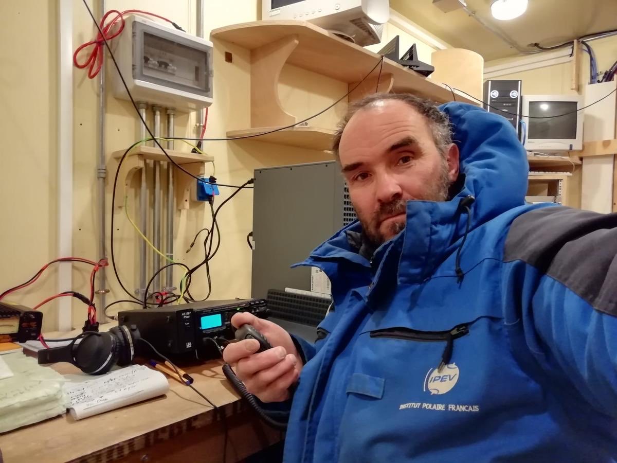 Ea4Hng's tweet photo. Ecstatic after my first QSO with Antarctica 😊 Thank you David FT4YM/P from Concordia Station, for your patience and Merry Christmas. https://t.co/l0HxvH9EbO