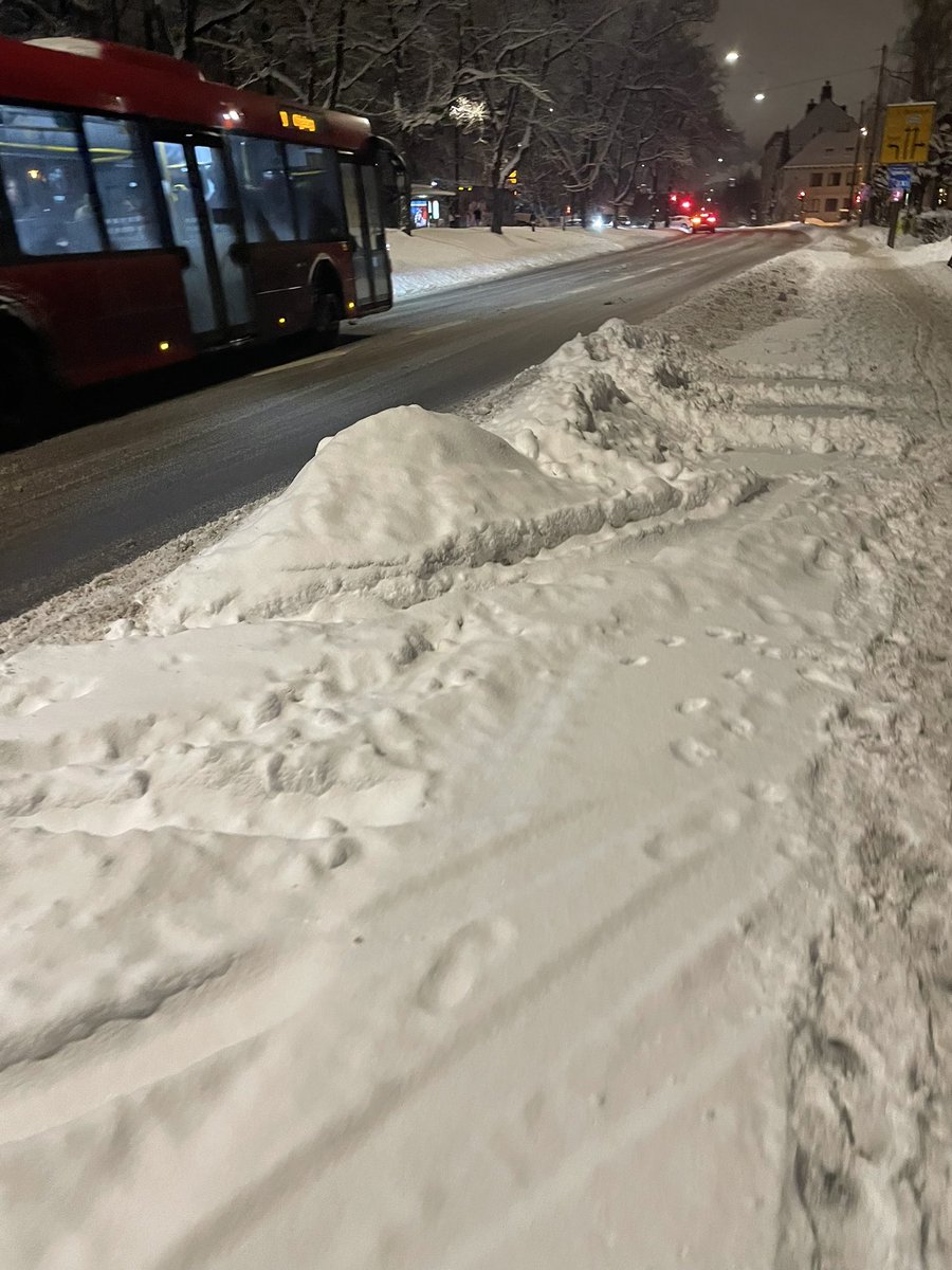 eivinhb's tweet photo. - Fint sykkelfelt! Jeg legger snøen der.

Jeg trodde sykkelfeltet skulle prioritere? #sykkel https://t.co/6j0yq6SX25