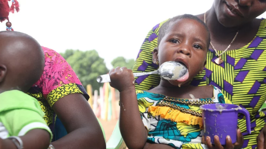 BM_Afrique's tweet photo. L'autonomisation des femmes = une solution à la malnutrition ?
En #CôtedIvoire, le projet #ASNAP le prouverait :
« De 11 enfants malnutris, nous passons à zéro enfant malade, grâce aux bienfaits d’ASNAP » S. Dorcas - Coopérative Tcheregnime
https://t.co/WwCc47rVXn https://t.co/X5PVLLlCSk