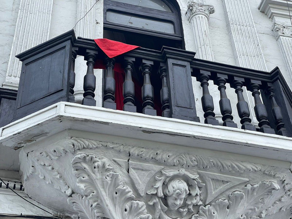 Han puesto una bandera roja arriba del local de <a href="/NuevoPeruMov/">Nuevo Perú</a>. Nosotros no tenemos acceso ahí, no podemos subir. Están sembrando cosas para terruquearnos.