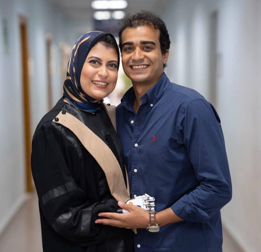 انا حقيقي مبهوره بشخصيه الانسان دا و انا بتفرج علي profile بتاع سلمي الله يرحمها لقيت صور معاه من ٢٠١٣ كانت بكامل صحتها و جمالها و بعد كده أصيبت بالسرطان لقيت صور معاه  و بعد كده بترت أيدها لقيت صور معاه برده و اتجوزها في ٢٠١٩ من يوم ما اتجوزت تقريبا مخرجتش من المستشفي