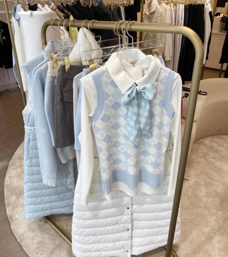 Hyojin634's tweet photo. Maybe only on weekends can you find the joy of spending money, buy, buy, buy! https://t.co/8ap1ZQXxQD