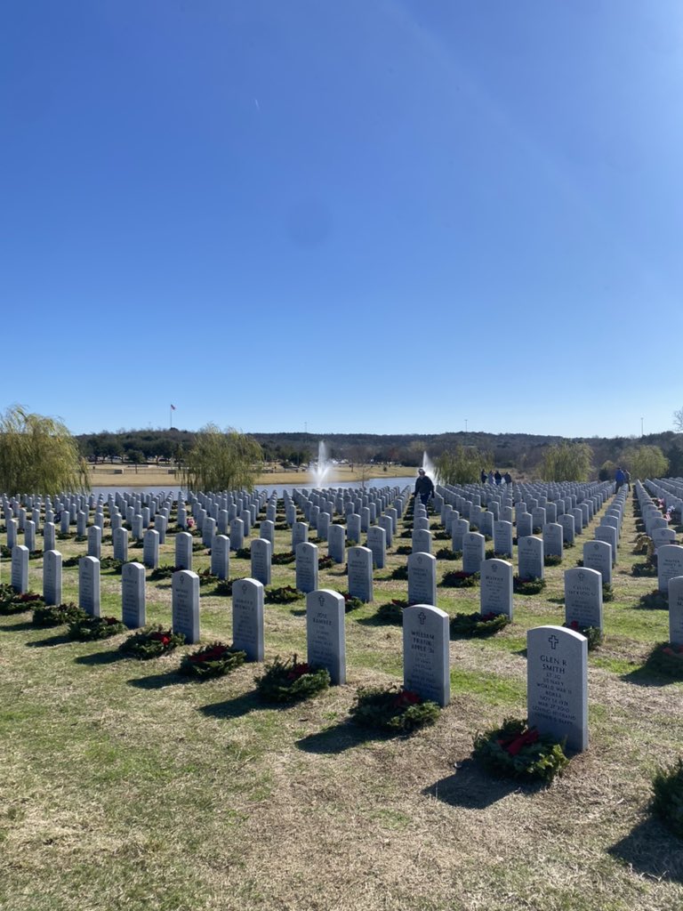 Mansfield_Sball's tweet photo. Laid wreaths this morning for Wreaths Across America with the team and their families. Such a beautiful time spent remembering and honoring those who have served. #FindAWay2022 https://t.co/F5NtQ8kCq6