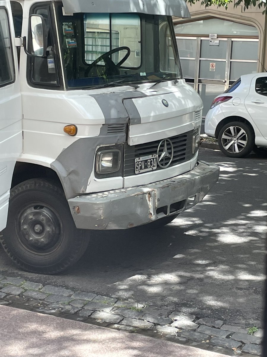 ezequielmauro's tweet photo. Si hay algo mala leche es el servicio de fletes de @fravegaonline. Situación: jubilada de 73 años en un segundo piso compra una heladera y un aire acondicionado. El vendedor asegura que, por unos pesos extra, le subían las cosas. Llegaron: dijeron que “no podian”. Le dejaron todo https://t.co/bHzkcEHaMq