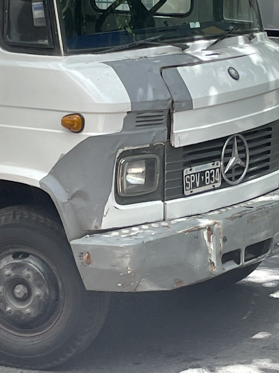 ezequielmauro's tweet photo. Si hay algo mala leche es el servicio de fletes de @fravegaonline. Situación: jubilada de 73 años en un segundo piso compra una heladera y un aire acondicionado. El vendedor asegura que, por unos pesos extra, le subían las cosas. Llegaron: dijeron que “no podian”. Le dejaron todo https://t.co/bHzkcEHaMq