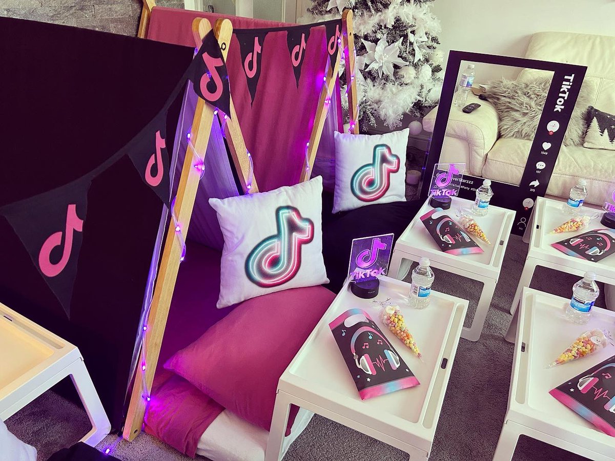 sleepoverstarzz's tweet photo. TikTok themed sleepover for 6 lucky girls in East Kilbride, they’re going to LOVE it 🥰📱

#sleepover #party #glasgow #tiktok #fyp #eastkilbride #teepee #teepeesleepover https://t.co/dfJK82pNur