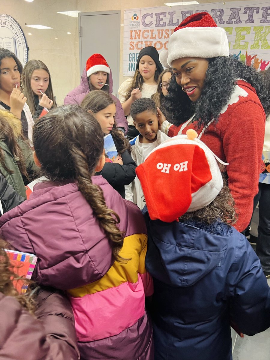 ArtsNboe's tweet photo. Thank you Anne Street School for bringing sparkle, shine and holiday joy to Central Office.
🎉 @NPSvoices https://t.co/a4SN1dEmXF