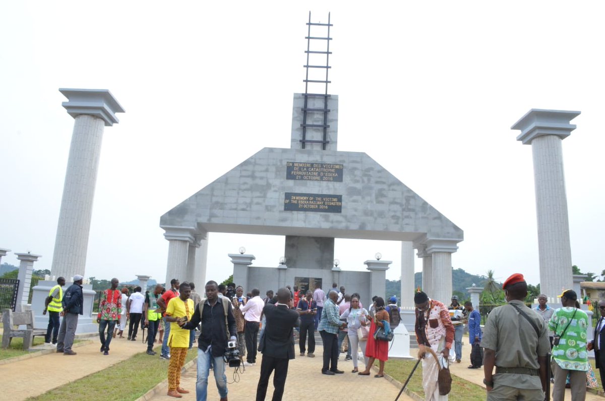 TheCameroonianZ's tweet photo. Le Ministre des Transports a inauguré la stèle érigée en mémoire des victimes de l'accident ferroviaire d'Eseka. 

#Cameroon 
© : @camertrans https://t.co/3UnaBsbJjH