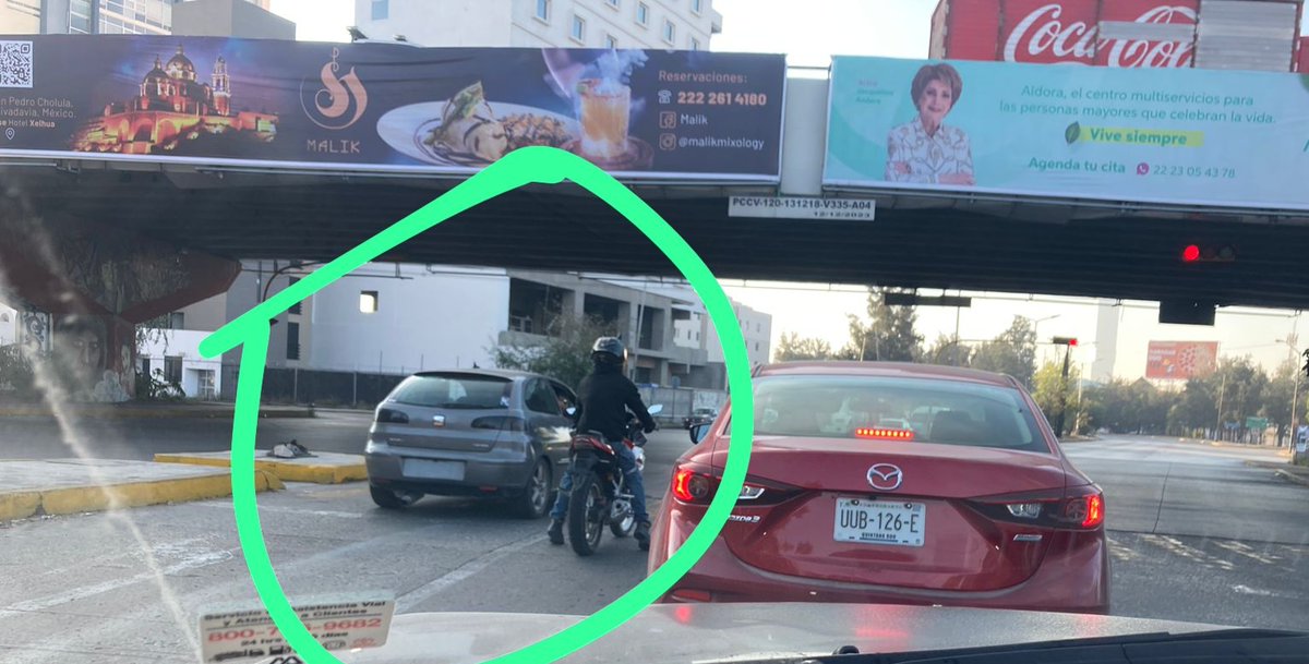 Hechizero_38's tweet photo. ATENCIÓN @SSC_Pue @SSPGobPue Estás personas en el Ibiza gris sin placas y la moto, juntos van revisando dentro de los autos, VAN FUERTEMENTE ARMADOS, se les vio en este momento rumbo a Niño Poblano https://t.co/xsvbr3Ccmy