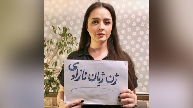 Khani2Mina's tweet photo. #TaranehAlidoosti iranische prominente Schauspielerin, die vor kurzem ihr Kopftuch abgelegt hat und sich mit der kurdischen Version der Parole Frau, Leben, Freiheit für die #IranRevolution ausgesprochen hat, wurde heute vor kurzem festgenommen. Wir machen uns große Sorgen um sie https://t.co/SI5gTC093b