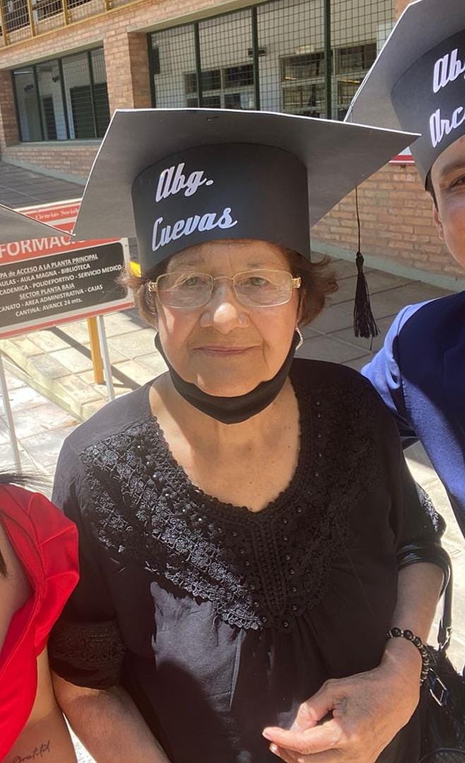 Ayer se recibió de Abogada, Doña Lorenza, nuestra alumna de 82 años, un ejemplo de perseverancia y de superación. En nombre de ella, felicidades a toda la Promo 2022, TT y TN 1ra., Derecho-UNA!!!⚖️🥇🇵🇾